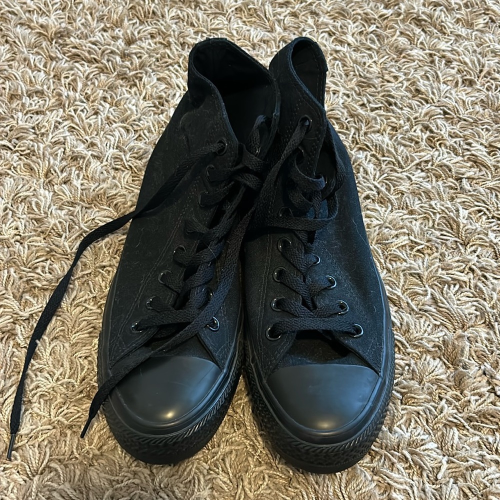 Black Converse Size 10 in Women’s/ 8 in Men’s